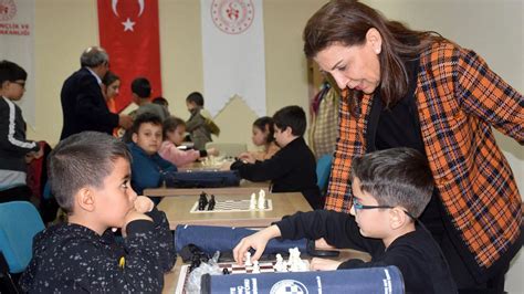 K­a­r­a­b­ü­k­­t­e­k­i­ ­d­e­p­r­e­m­z­e­d­e­ ­ç­o­c­u­k­ ­v­e­ ­g­e­n­ç­l­e­r­e­ ­s­a­t­r­a­n­ç­ ­e­ğ­i­t­i­m­i­ ­v­e­r­i­l­i­y­o­r­